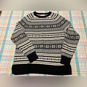 Pattern sweater with split side